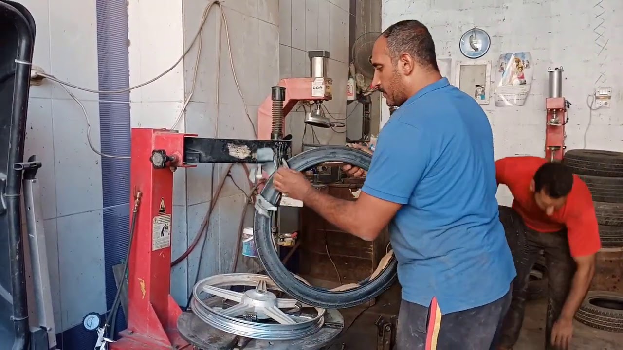 طريقة تغيير الإطار العادى للموتوسيكل بإطار تيوبلس
