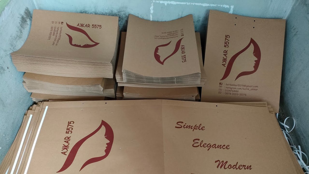 Proses melipat bagian bawah paper bag + lapisan alas agar makin tebal