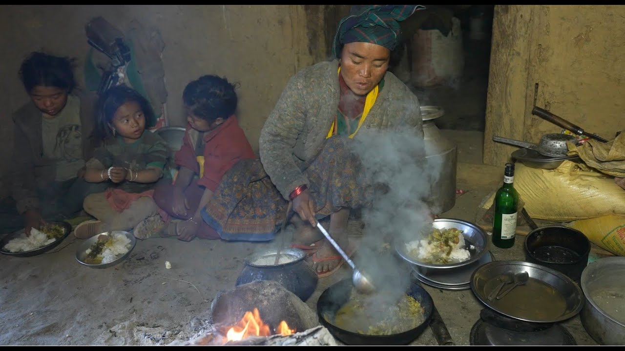 How to cook and eat together in the village kitchen || Village life