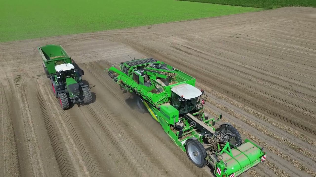 AVR Puma 3 mit Claas-, Fendt Gespanne in den Zwiebeln.