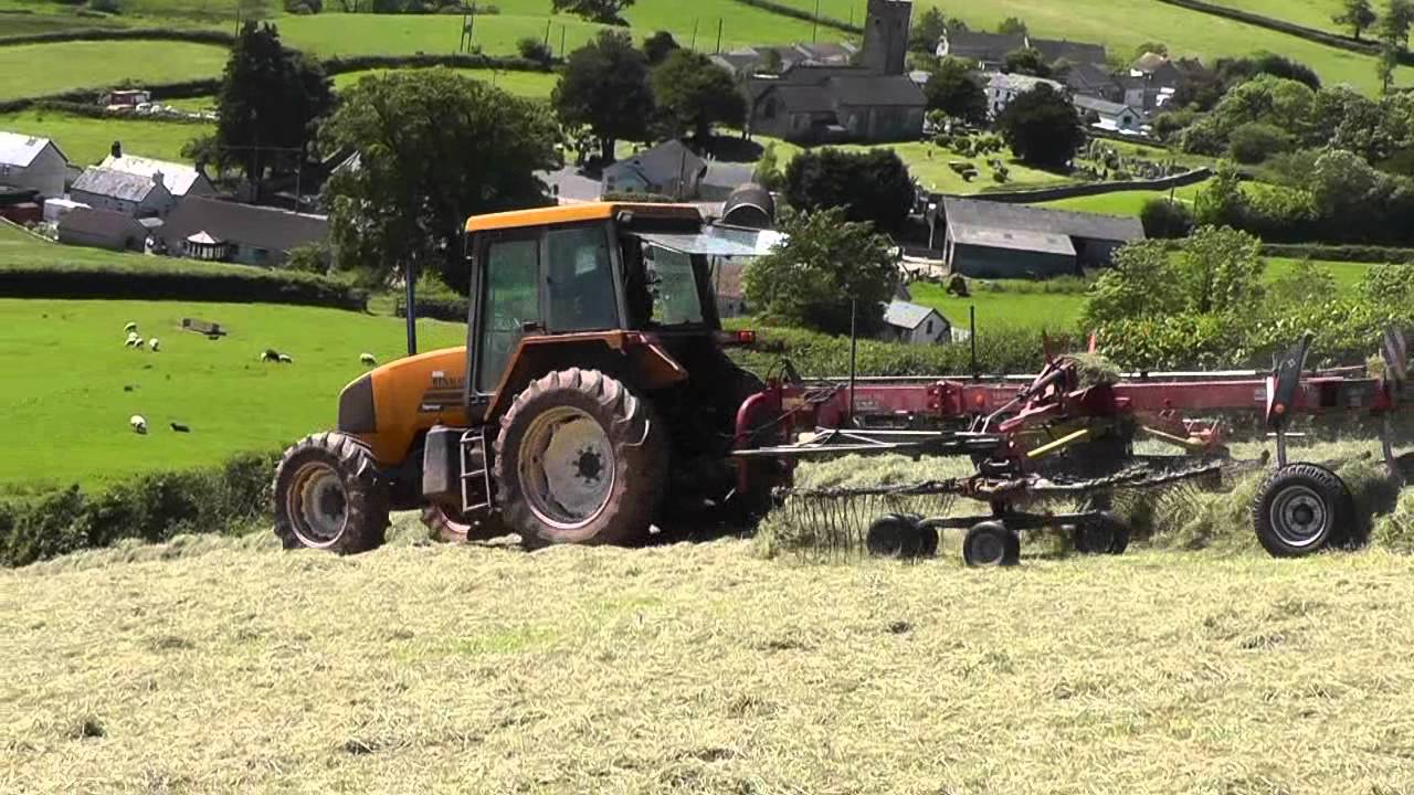 Silage 2011 - Raking with Renault 2. (HD)