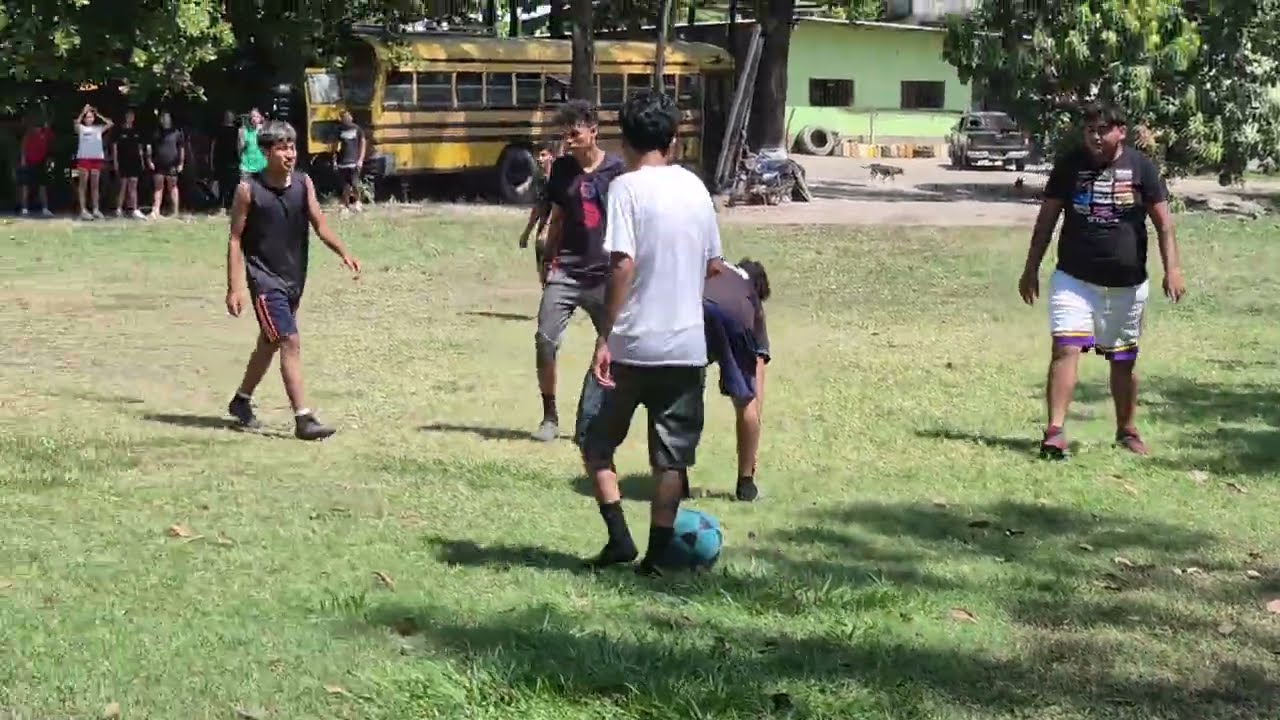 El grupo de NELSON QUINO se empezó a reír al ver el equipo que MAYCOL llevo