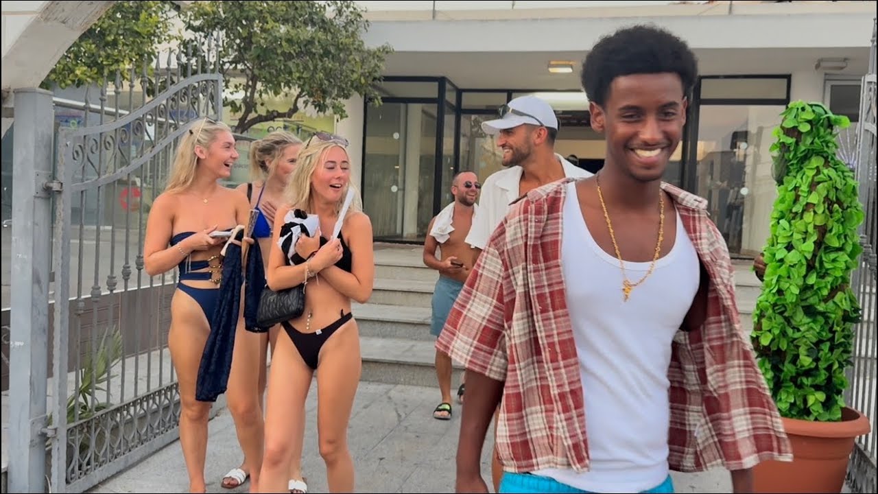 Way too funny! crazy reaction busman prank.