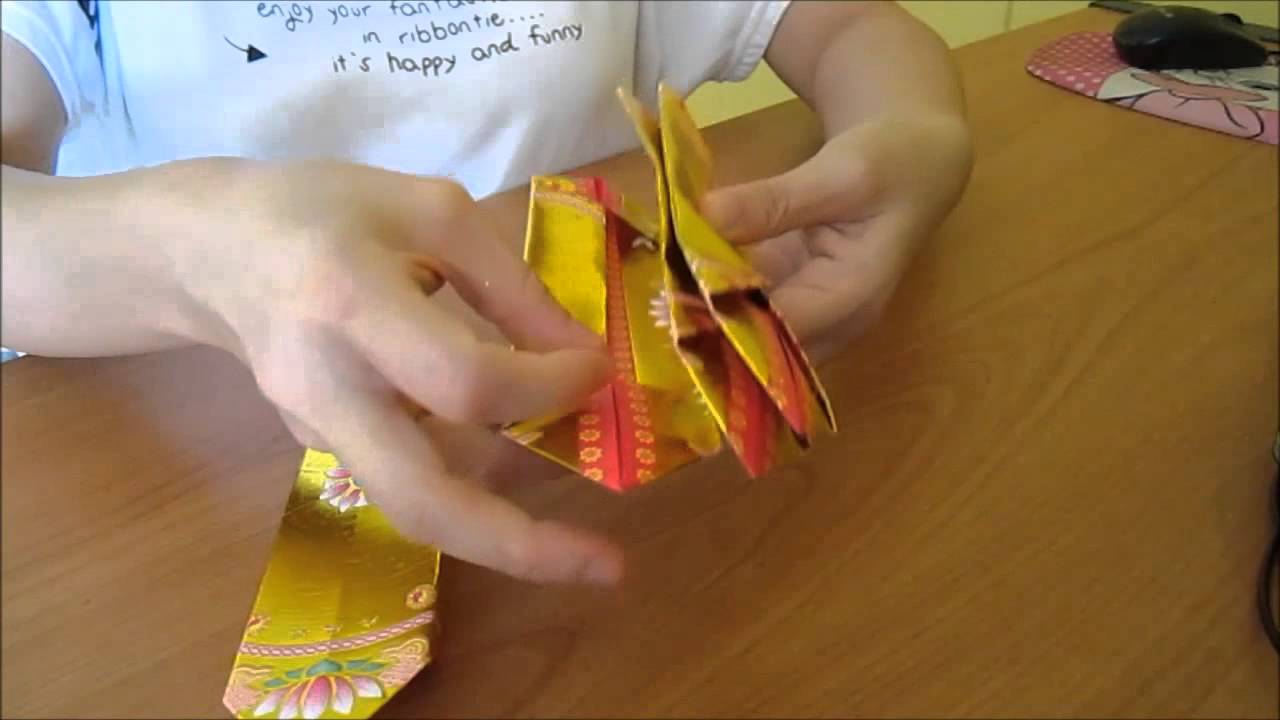 Folding paper lotus 折莲花 , 折金纸