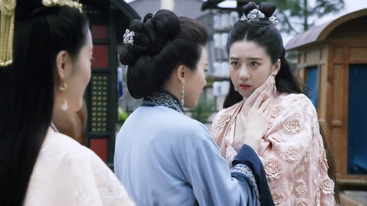 心機女瞧不起身份平凡的灰姑娘當眾打她巴掌，殊不知她身負神奇血脈，多年後成為至高無上的皇后！