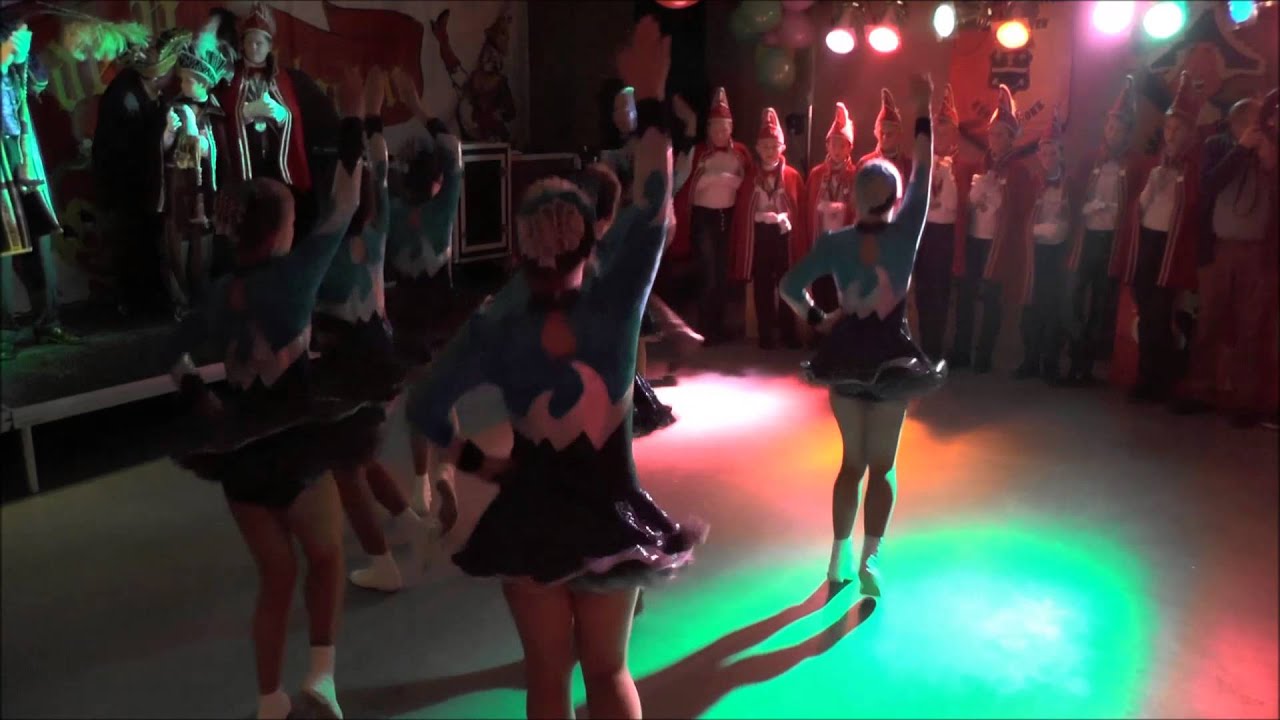 Optreden Dansmariekes groep 2   C.V De Venekloeten.