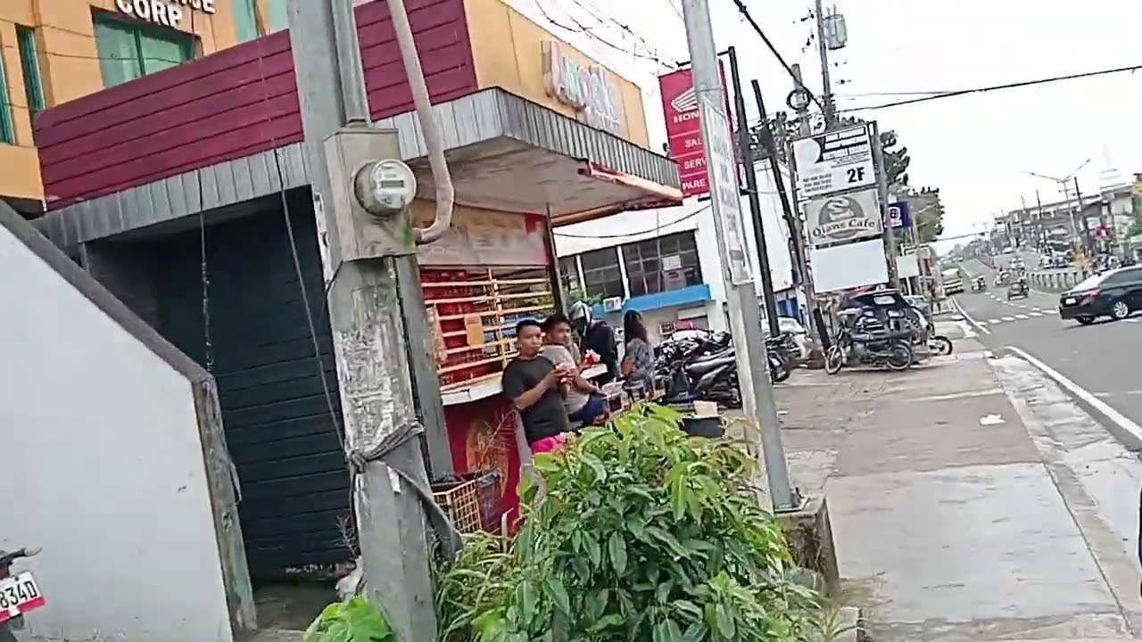 Walking around Victorias city and enjoying some scenery and making new fans!