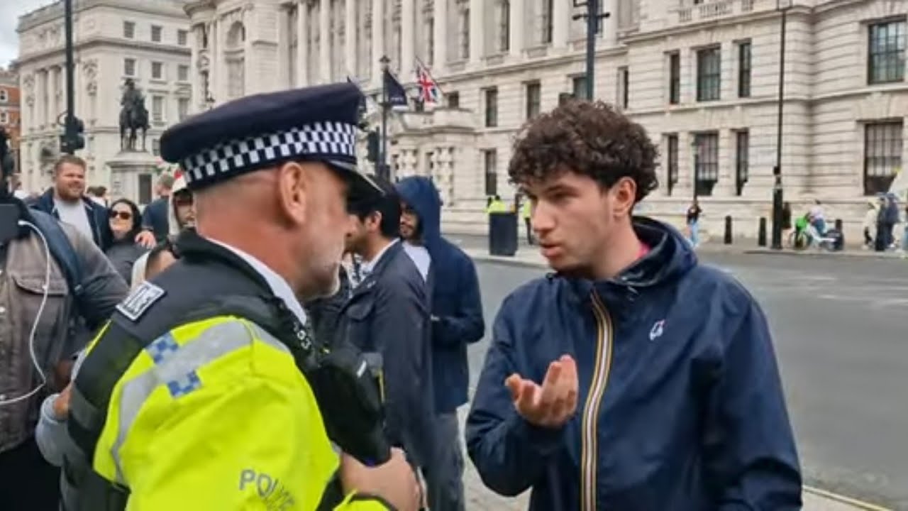 Rude tourist makes fun of the kings guard tries to grab my camera police intervene. #thekingsguard