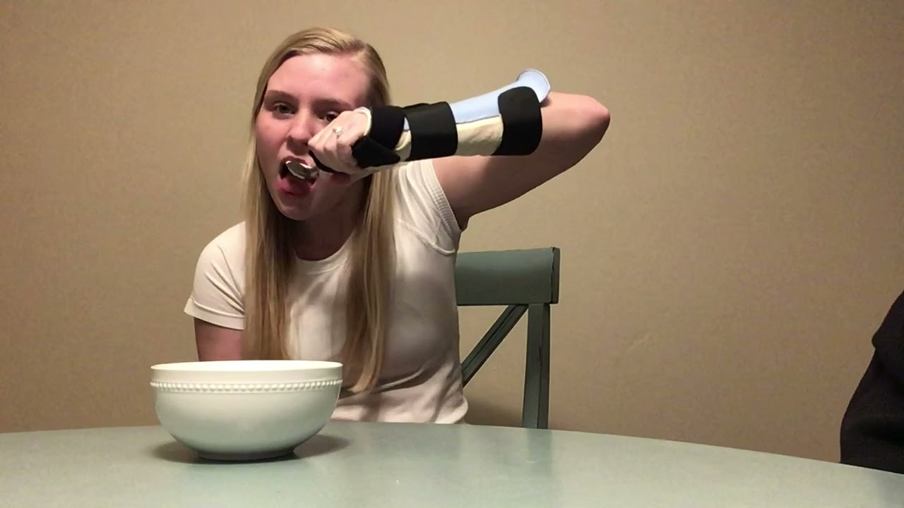 Dorsal wrist orthosis with universal cuff
