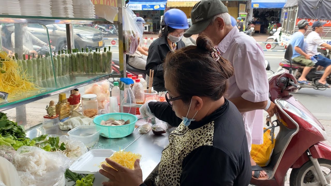 Vietnamese Street Food | Woman making authentic spring rolls in Saigon. Gỏi cuốn S&agrave;i G&ograve;n