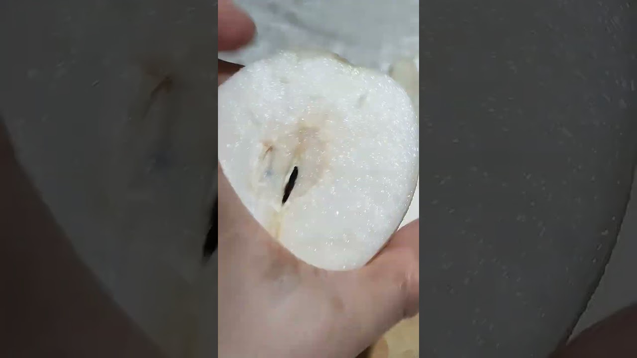 ASMR EATING SWEET JUICY PEAR #satisfyingsounds #peeling #slicing #juicy #pear #fruit #shorts