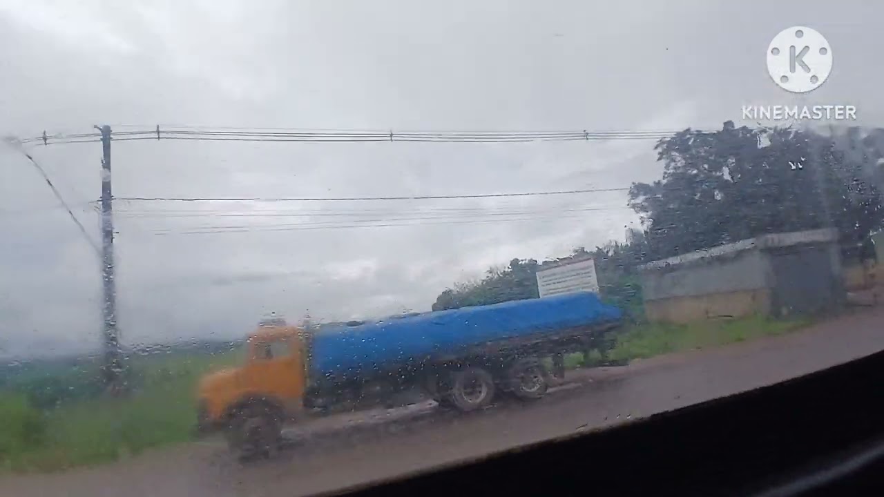 Quinta feira em três corações com chuva