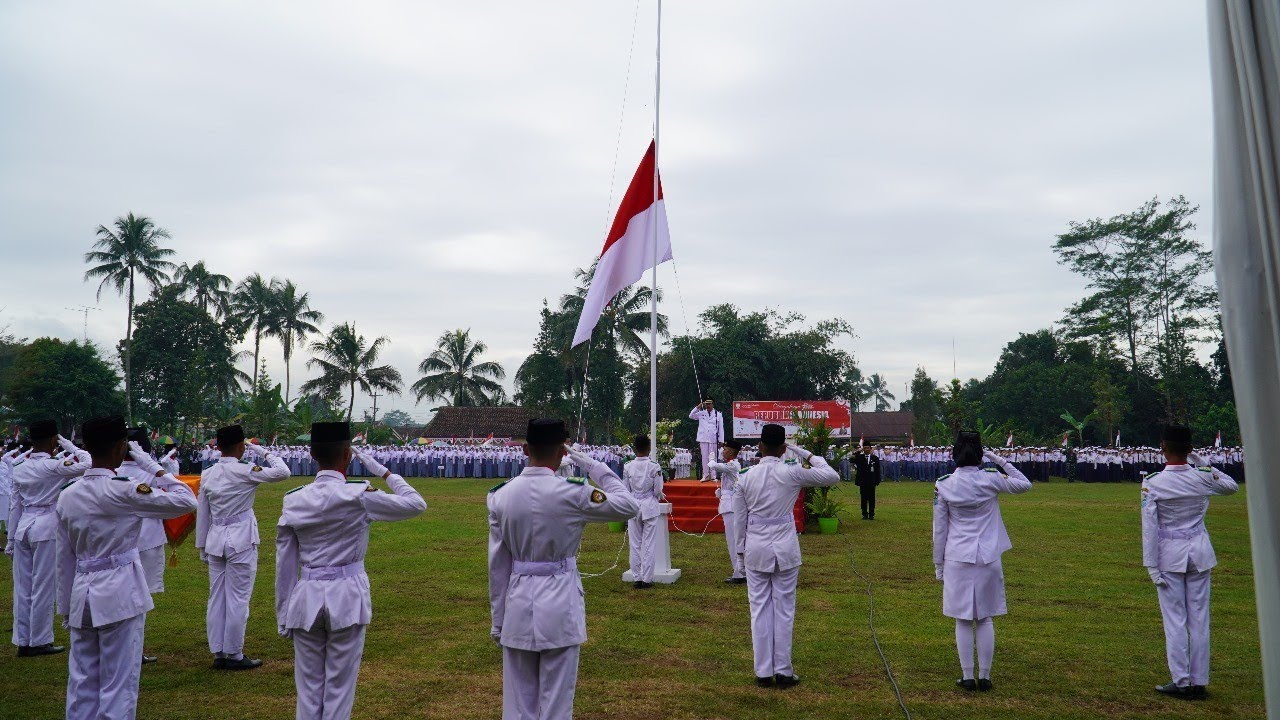 Upacara Pengibaran Bendera HUT Ke-78 RI di Lapangan SMAN 1 Bobotsari