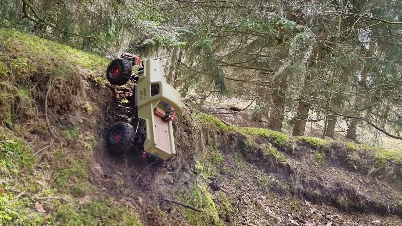 Element RC Enduro Creep vs. Axial Capra Chupacapra Hobbywing AXE 2300 The Woodfellas
