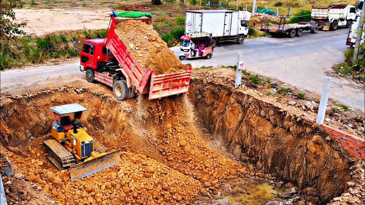 It's amazing that the experts are filling in the large hole and working quickly.