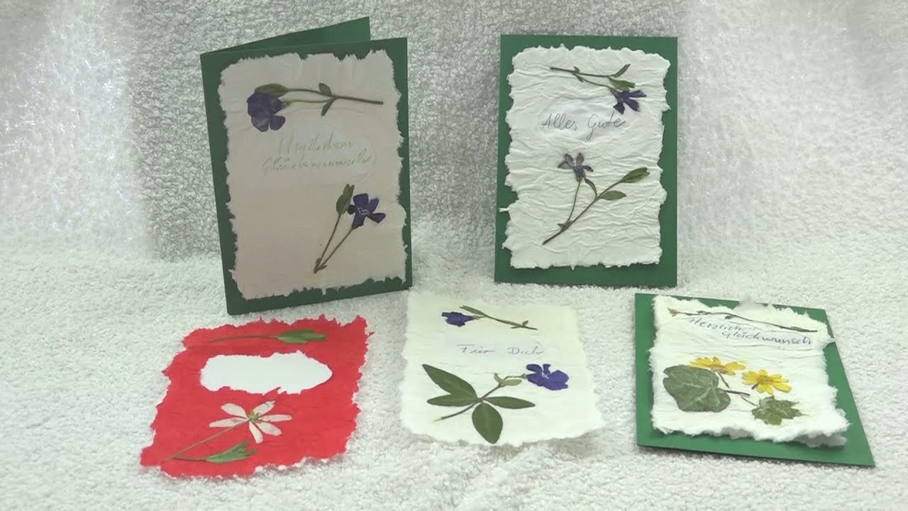 Karte für besondere Anlässe aus Toilettenpapier und gepressten Blumen. Basteln leicht für Kinder