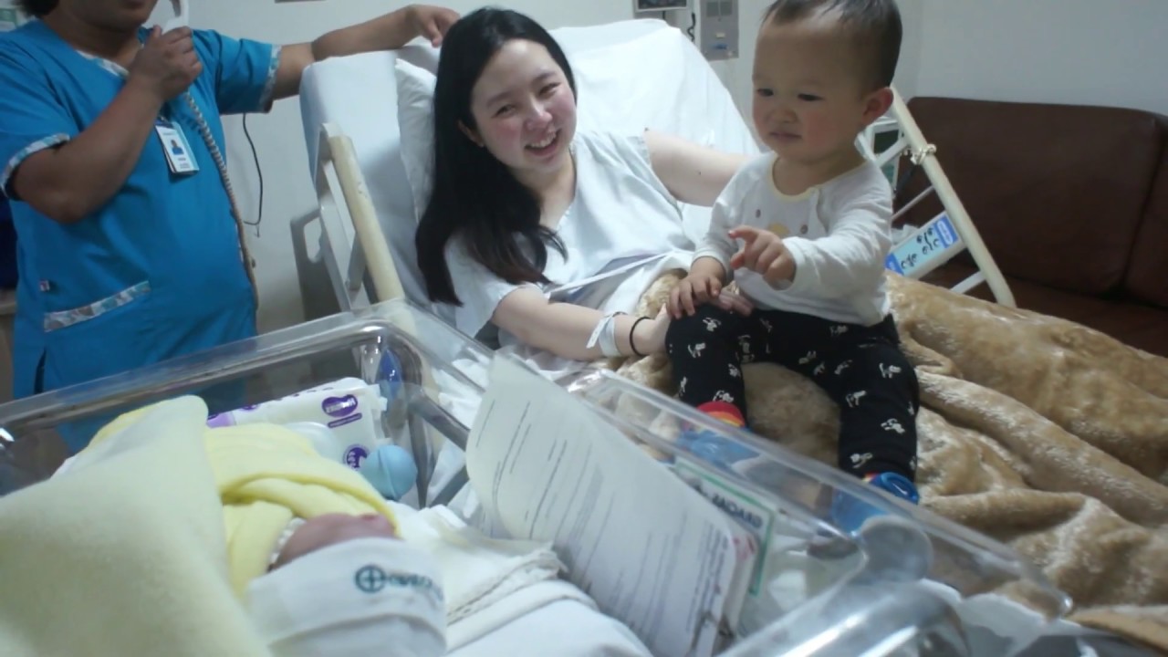 Parte 3. La reacción de Yejun con su hermanita por primera vez (Posparto) l Mamá Coreana