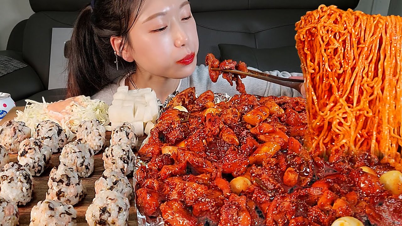 매콤한 숯불 치킨에 볶음라면 참치마요 먹방:) Spicy charcoal-grilled chicken. Spicy ramen rice balls.  Mukbang