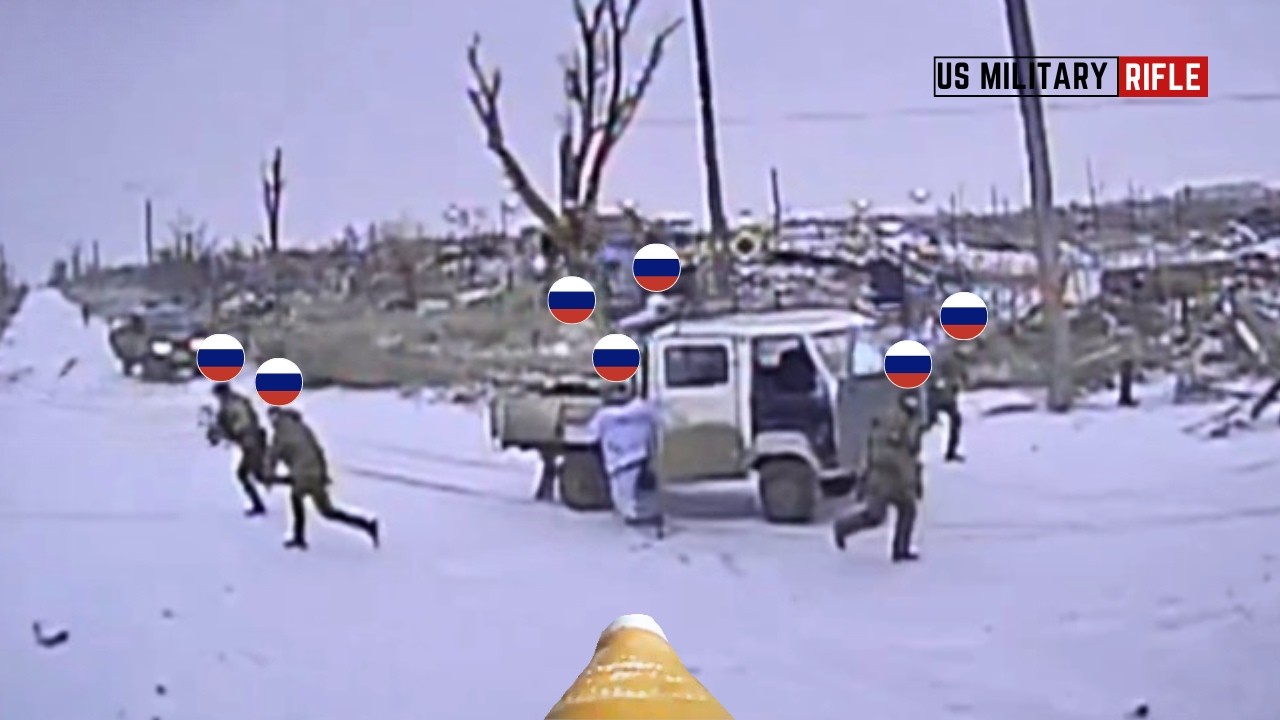 Украинский FPV-дрон выследил и захватил российских пехотинцев, пытавшихся выбраться из техники.