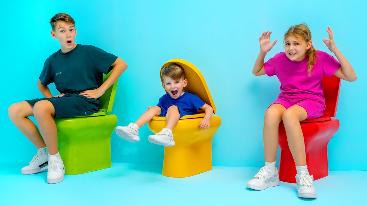 Drei Farbspiele mit Toiletten