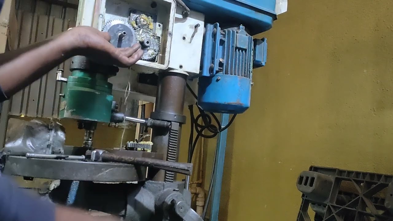 V28 Understand the method of installing the pitch gear on the tapping machine.