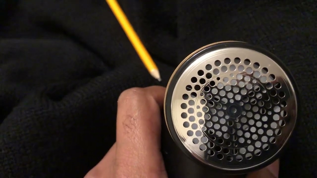 Remove bobbling from wool jackets and jumpers with ease. Philips GC026/80 bobble remover.