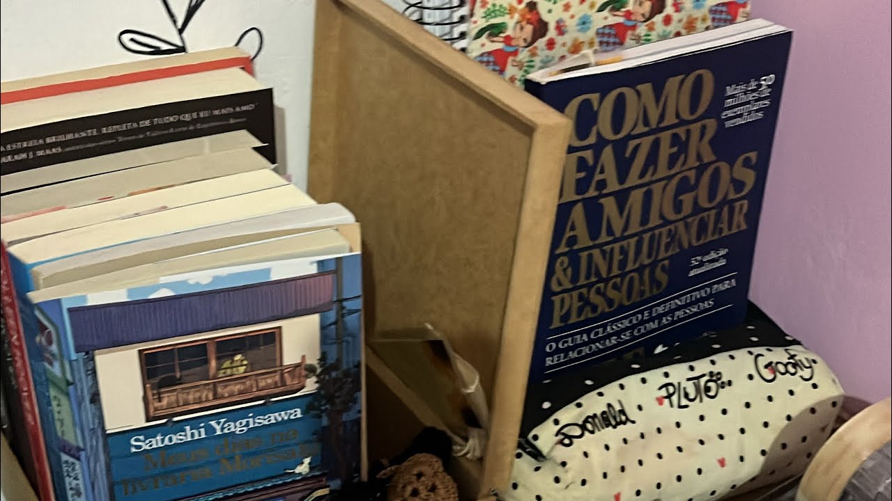 ASMR CASEIRO: Mostrando meus livros (primeiro vídeo) 📚