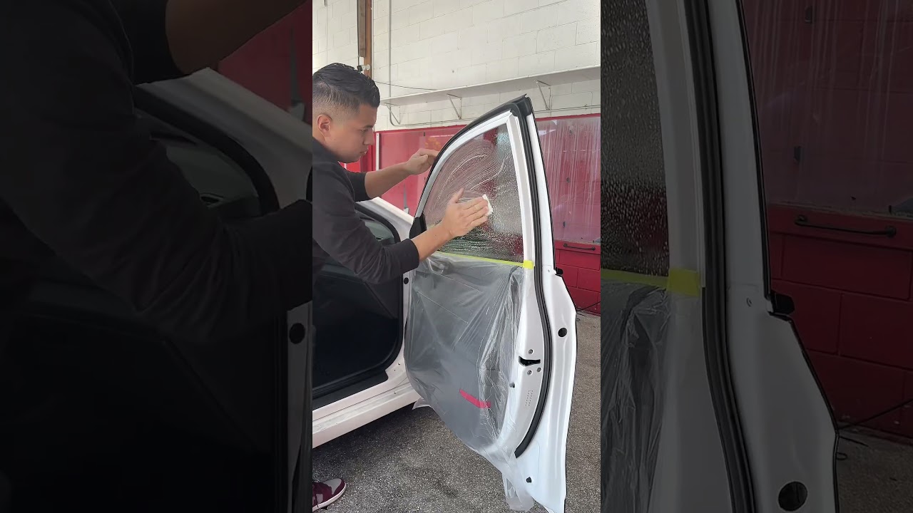 Una de las formas que hay para limpiar las vetanas antes de instalar polarizado. #polarizado #tint