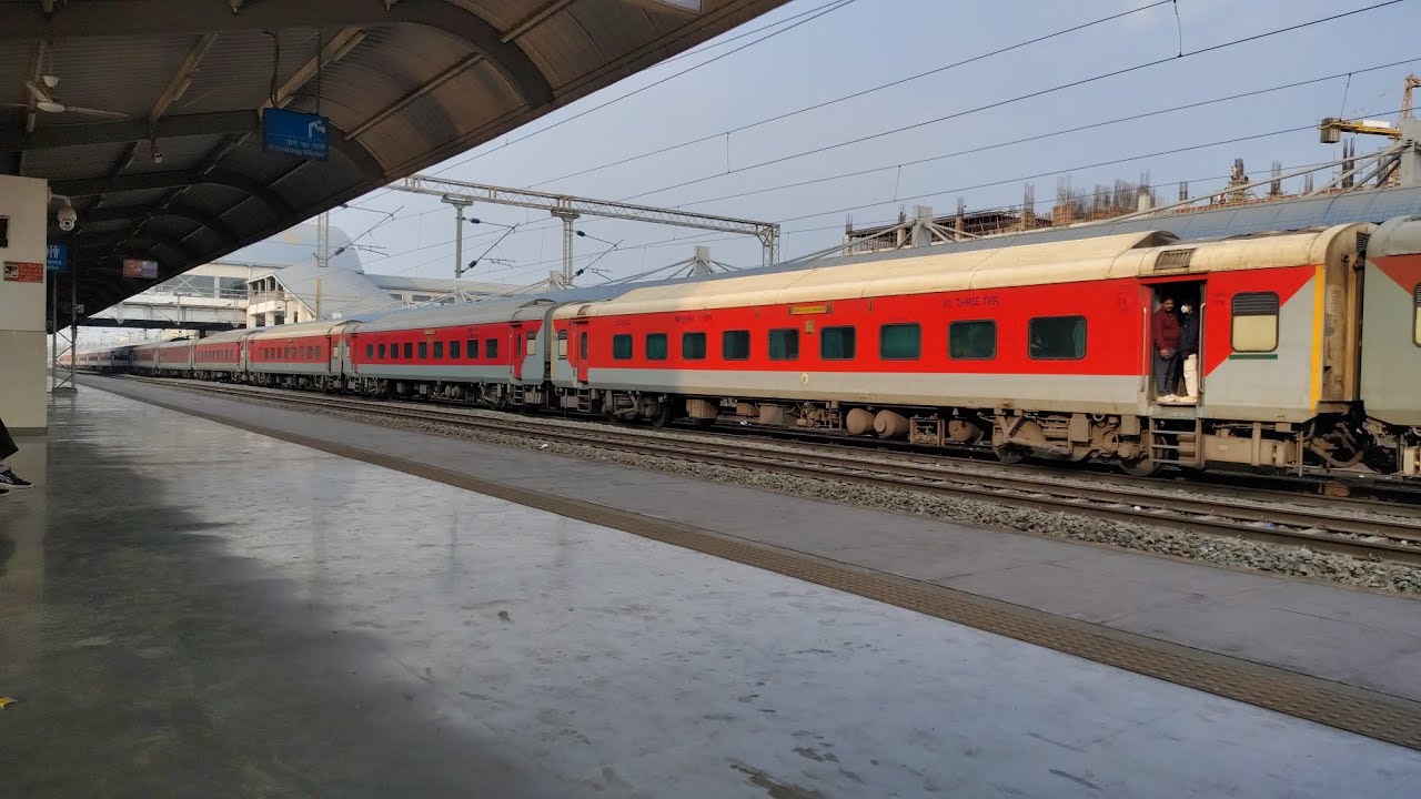 12804 Vishakhapatnam Swarna Jayanti Express departed at Rani Kamlapati Railway Station 