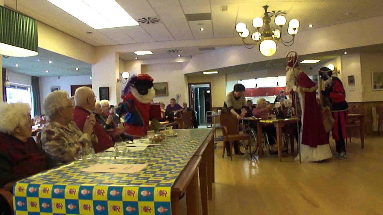 Sinterklaas komt binnen in de De Aanleg / De Egelantier