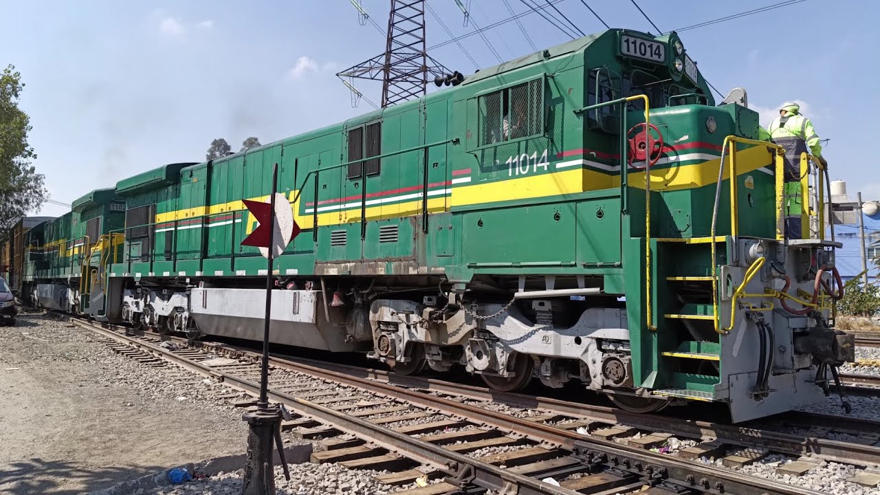 18-Ene-026. 11014 y 11024 las veteranas de #ferrovalle dejando flete en #xalostoc . Saludos!!