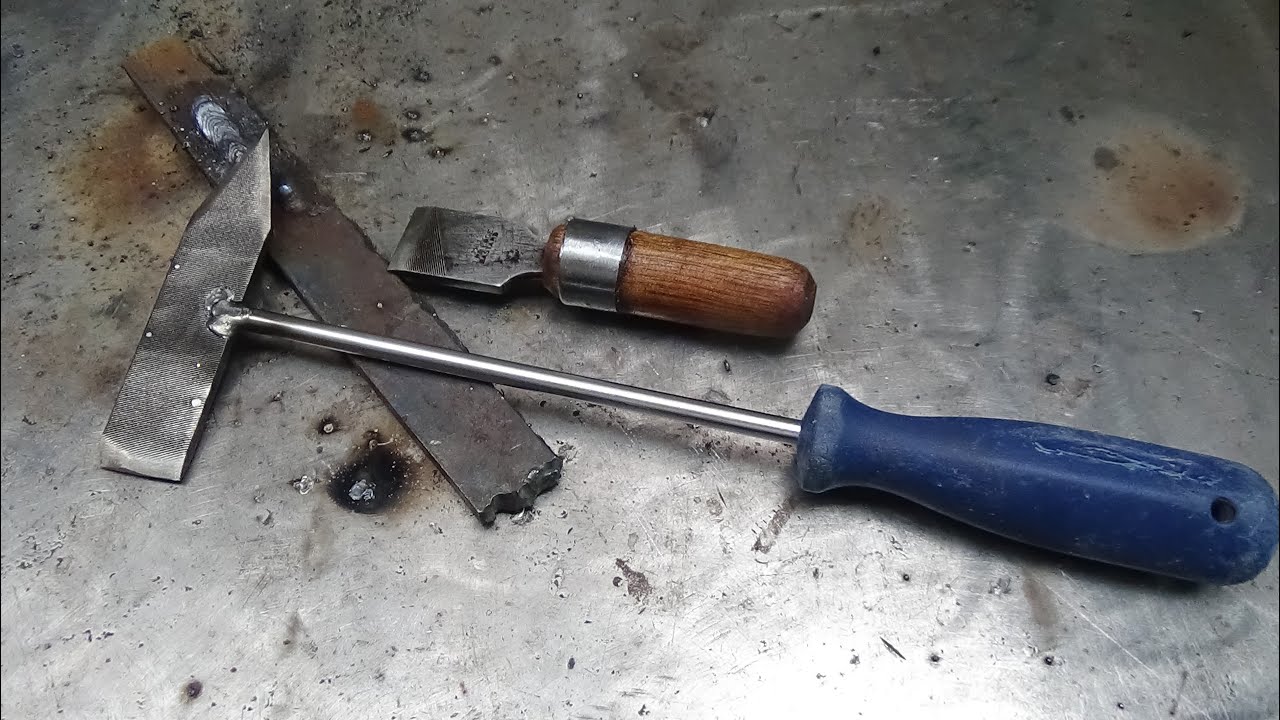 MARTELO DE SOLDADOR E RASPADOR FEITO COM RESTO DE LIMA E CHAVE DE FENDA VELHA