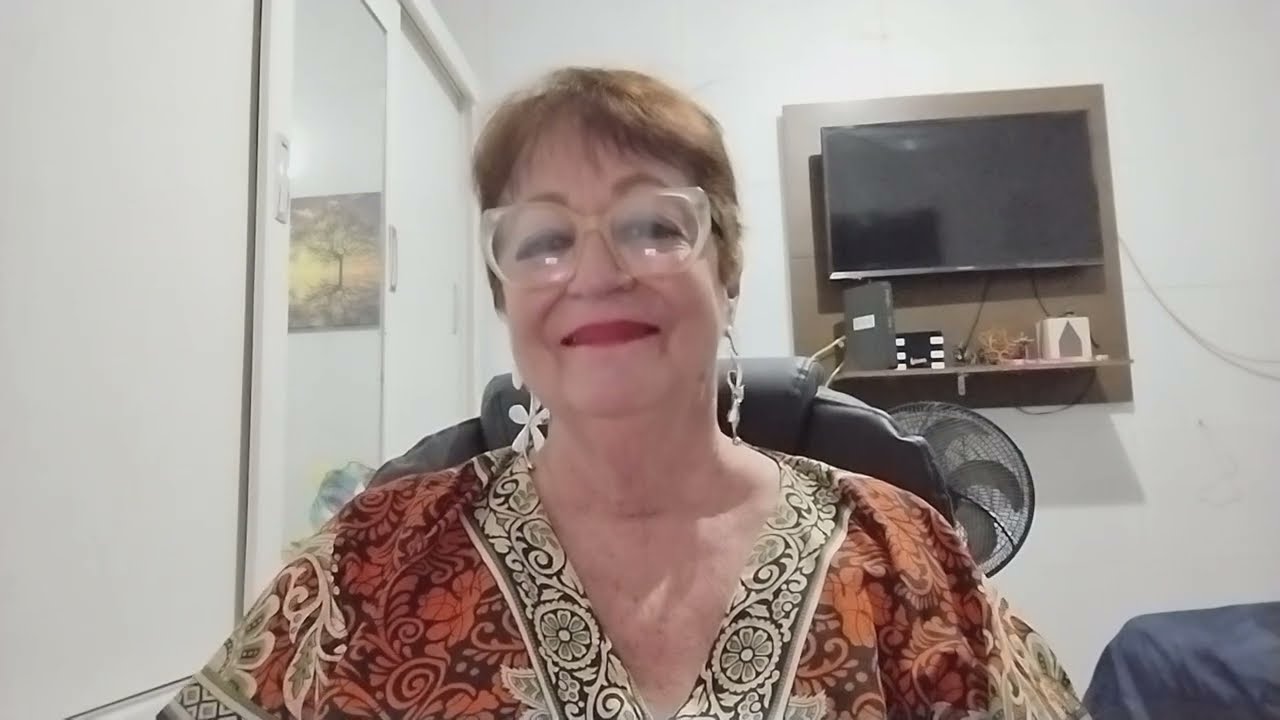 #🌽🤥 Mor pelando um pé de fruta#Ganhou uma guloseima da vizinha será? 😂😂😂