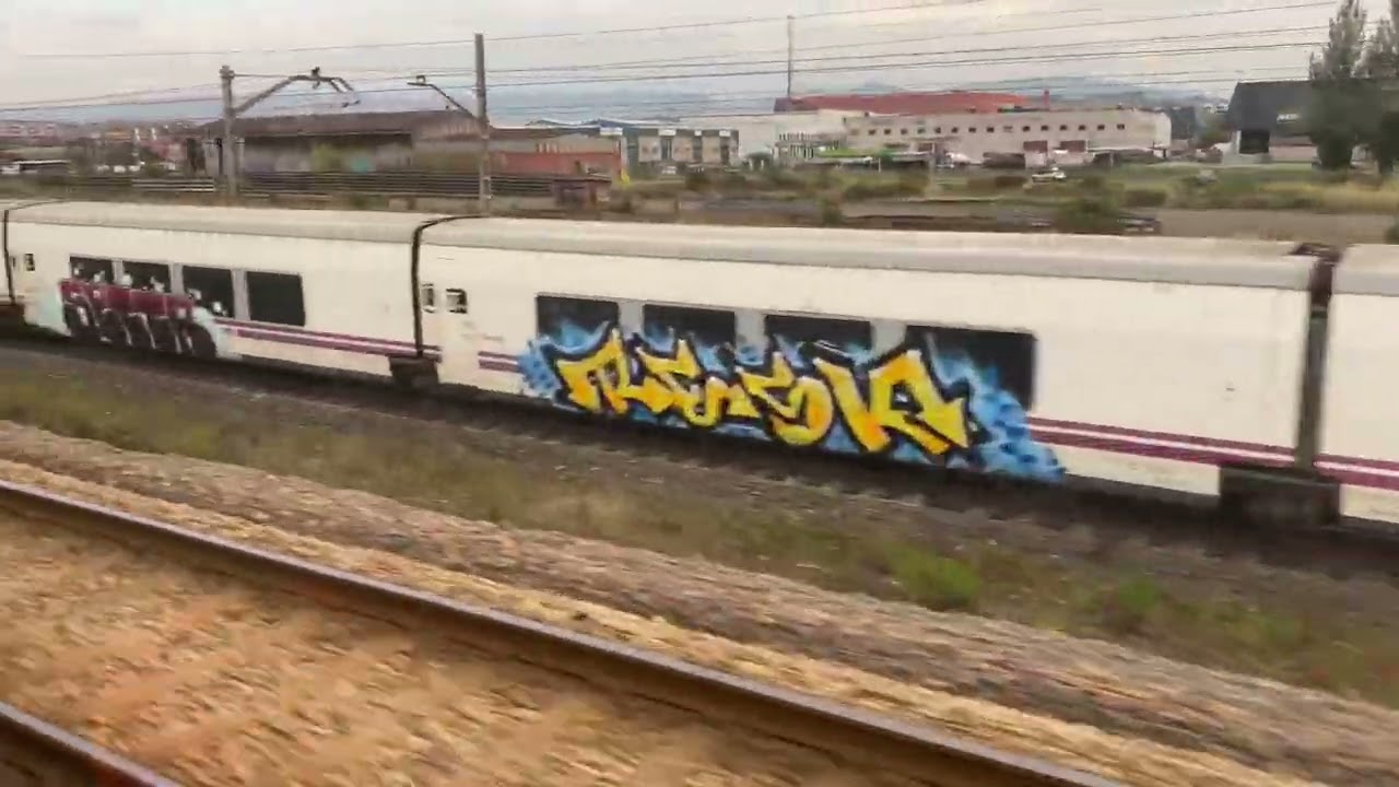 Desde la ventanilla, material Talgo abandonado cerca de Gijón