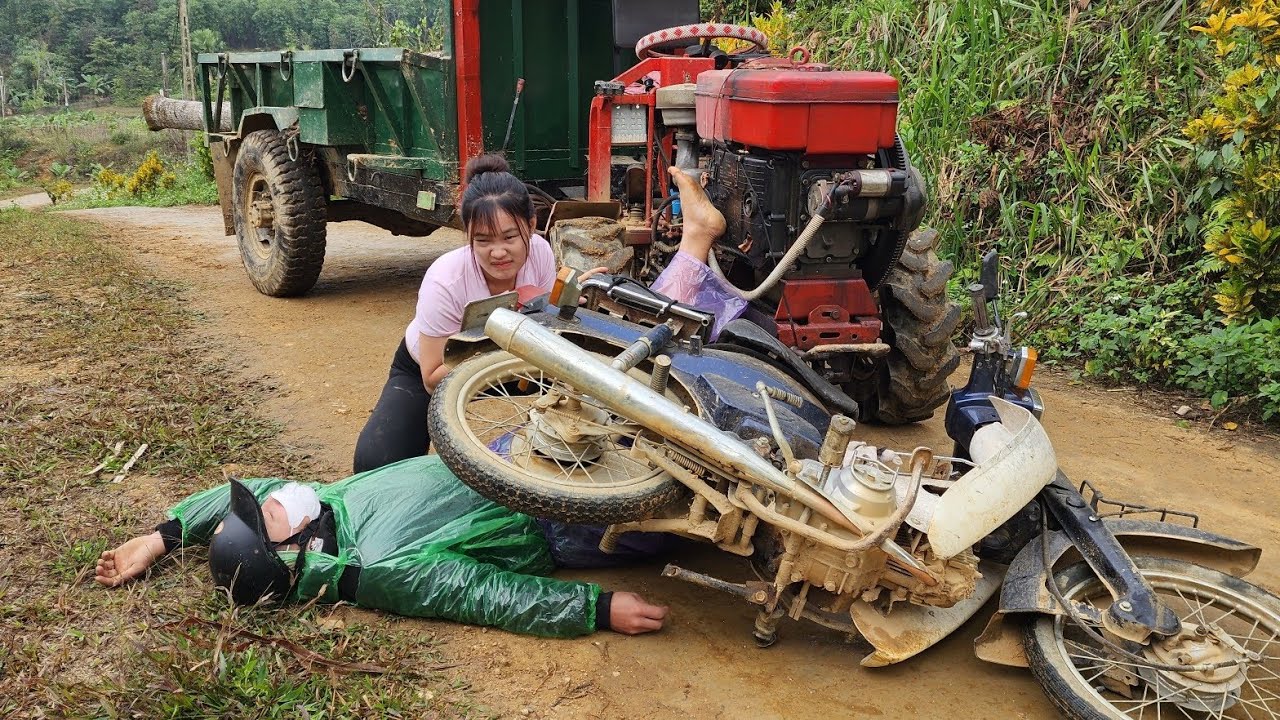 Ngoc Hoa unexpectedly had an accident while transporting wood.