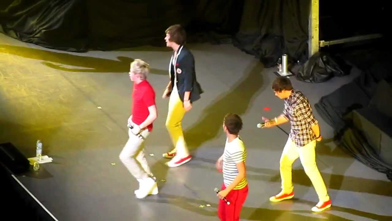 ONE DIRECTION - WHAT MAKES YOU BEAUTIFUL (BWY TOUR - 2/26/12)
