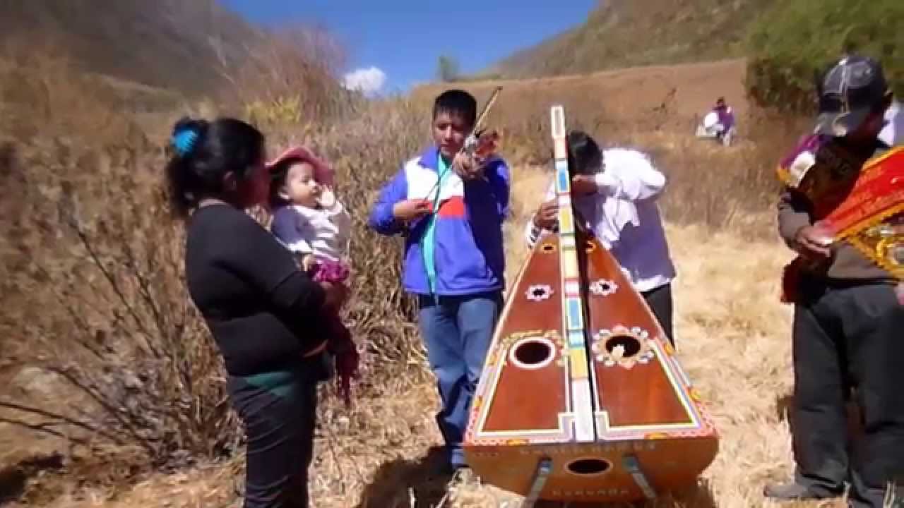 ANDRES RAMOS DIAZ HUACAÑA 2014 canta en el nicho de su madre