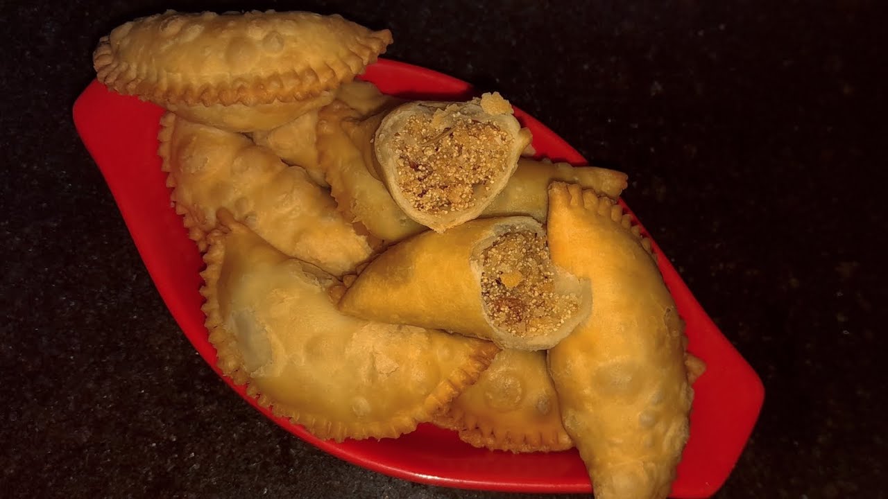 घर पर बनाए होली स्पेशल स्वादिष्ट और खस्ता गुजिया | Step by step gujiya recipe 