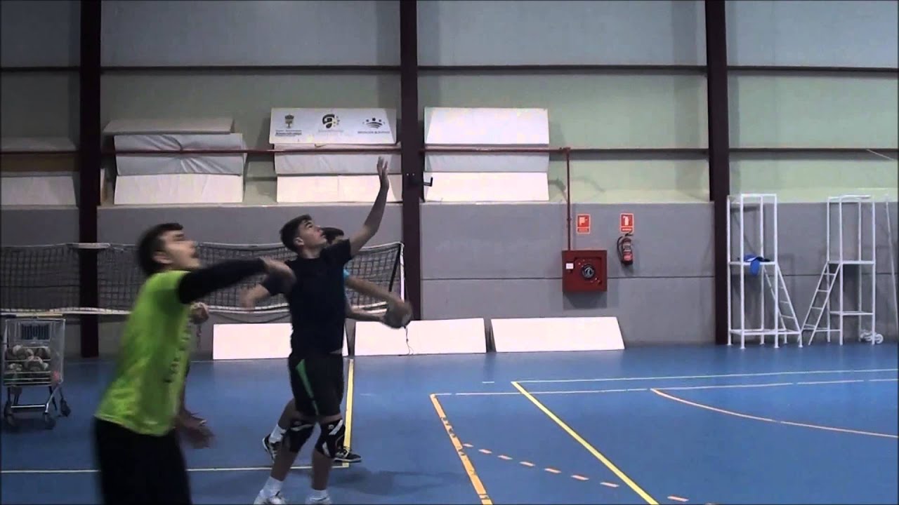 primer entrenamiento de saque en salto... voleibol masculino de almendralejo