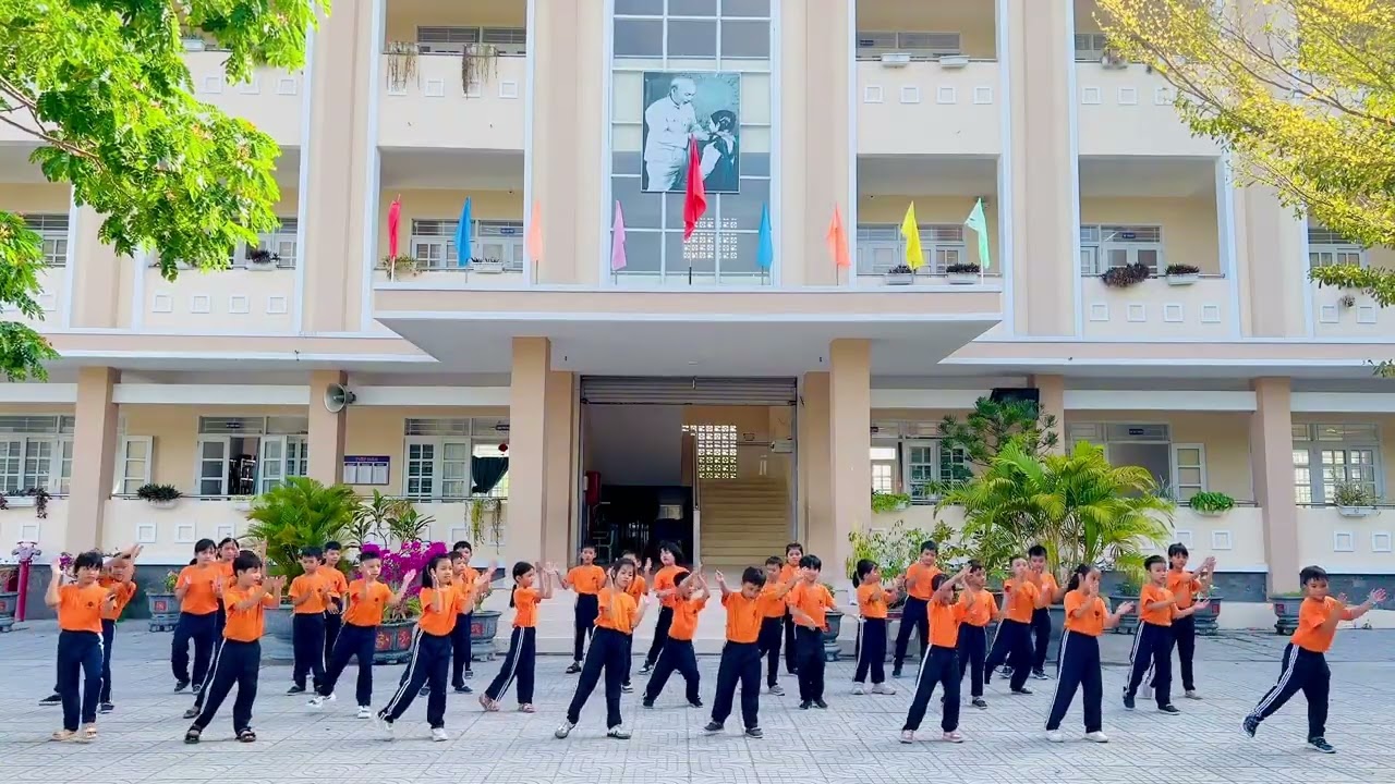 Đồng diễn sân trường “Kun bảo vệ môi trường” | Lớp 2A (2024-2025)