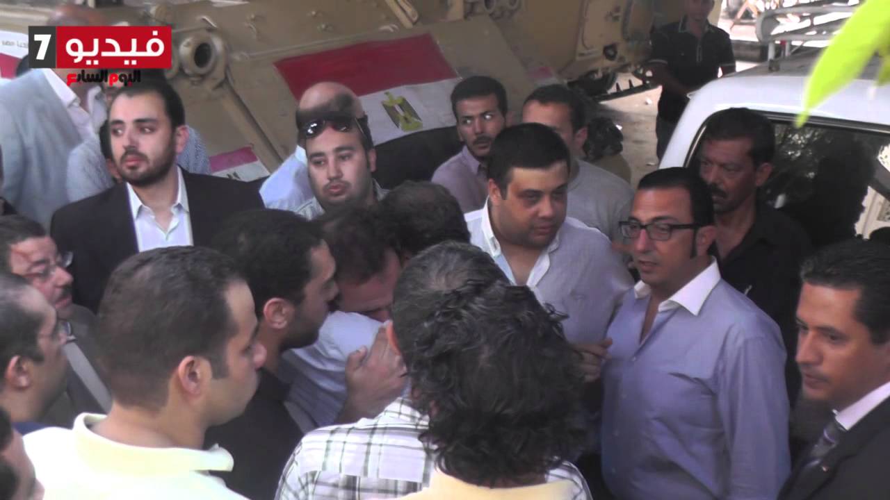 بالفيديو.. عمرو حمزاوى يودع والدته من مسجد مصطفى محمود بالمهندسين