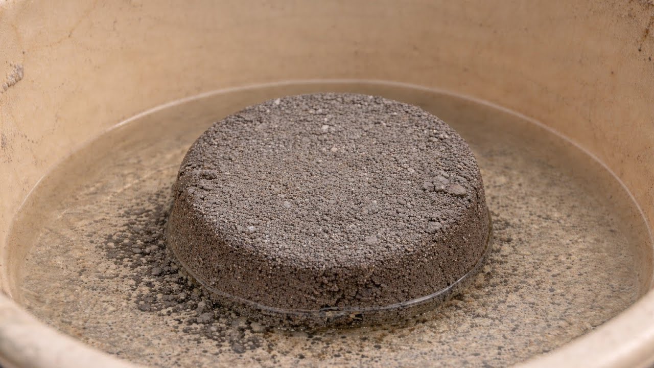 Brown gritty cake crumbling dry or wet crumble 💦💦💦 asmr satisfying video 