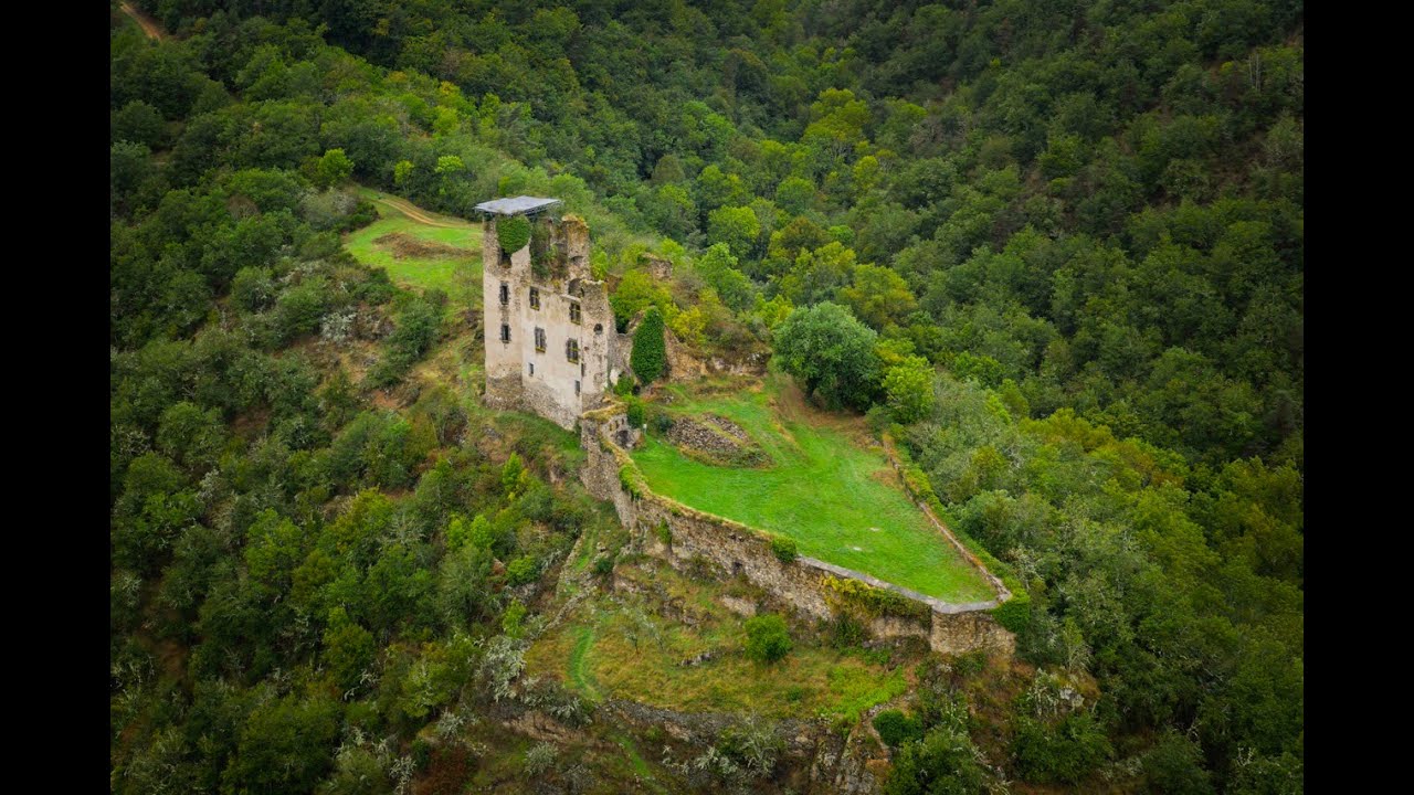 Le Cantal vu du ciel - Le Château d'Aurouze