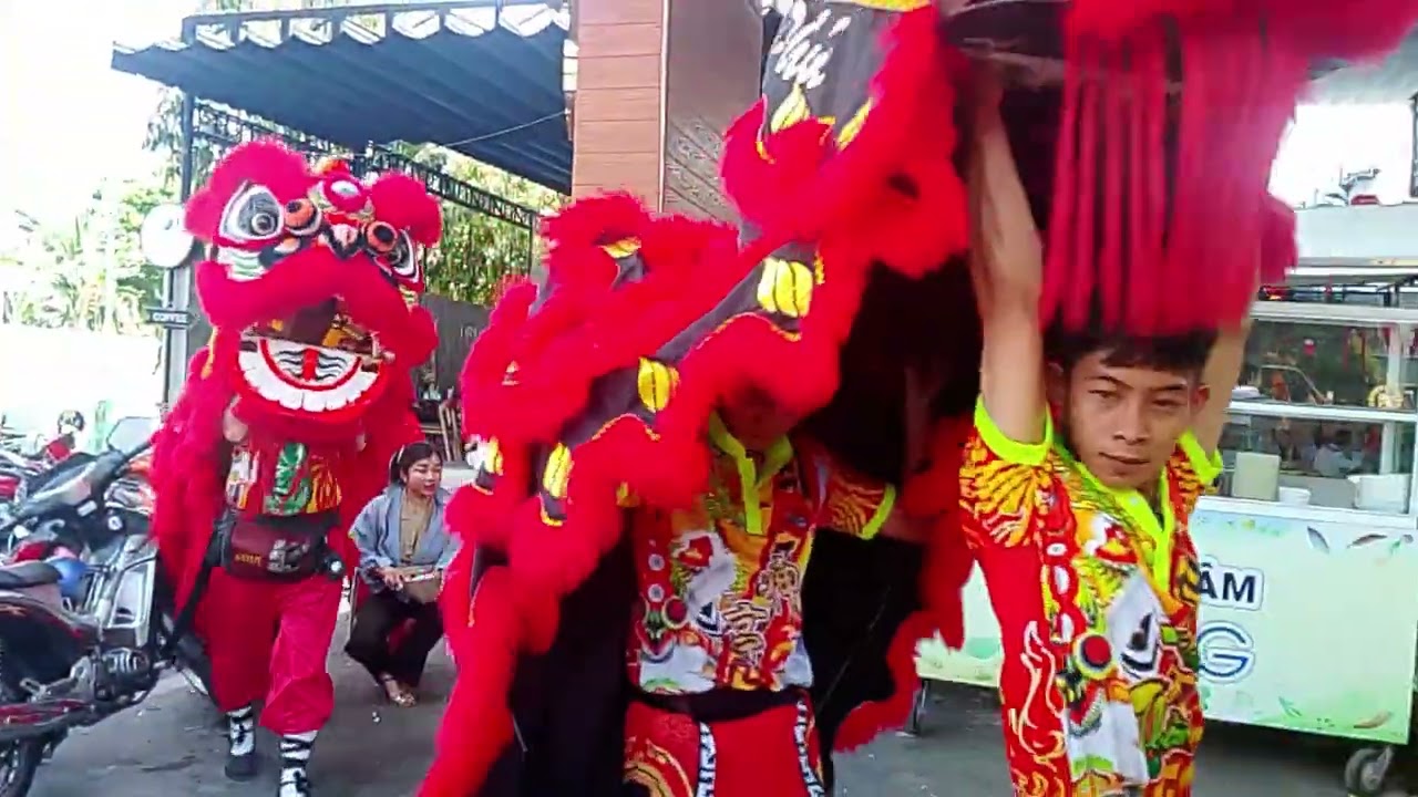 Đoàn Lân sư rồng đình thần châu phú múa khai trương  nùng 6 tết ở cà phê ở tỷ đường 