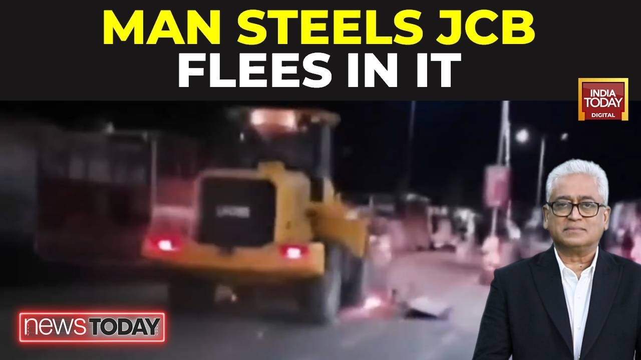 Кадр дня: угнанный экскаватор JCB прорывается через полицейские заграждения во время погони в Оди...