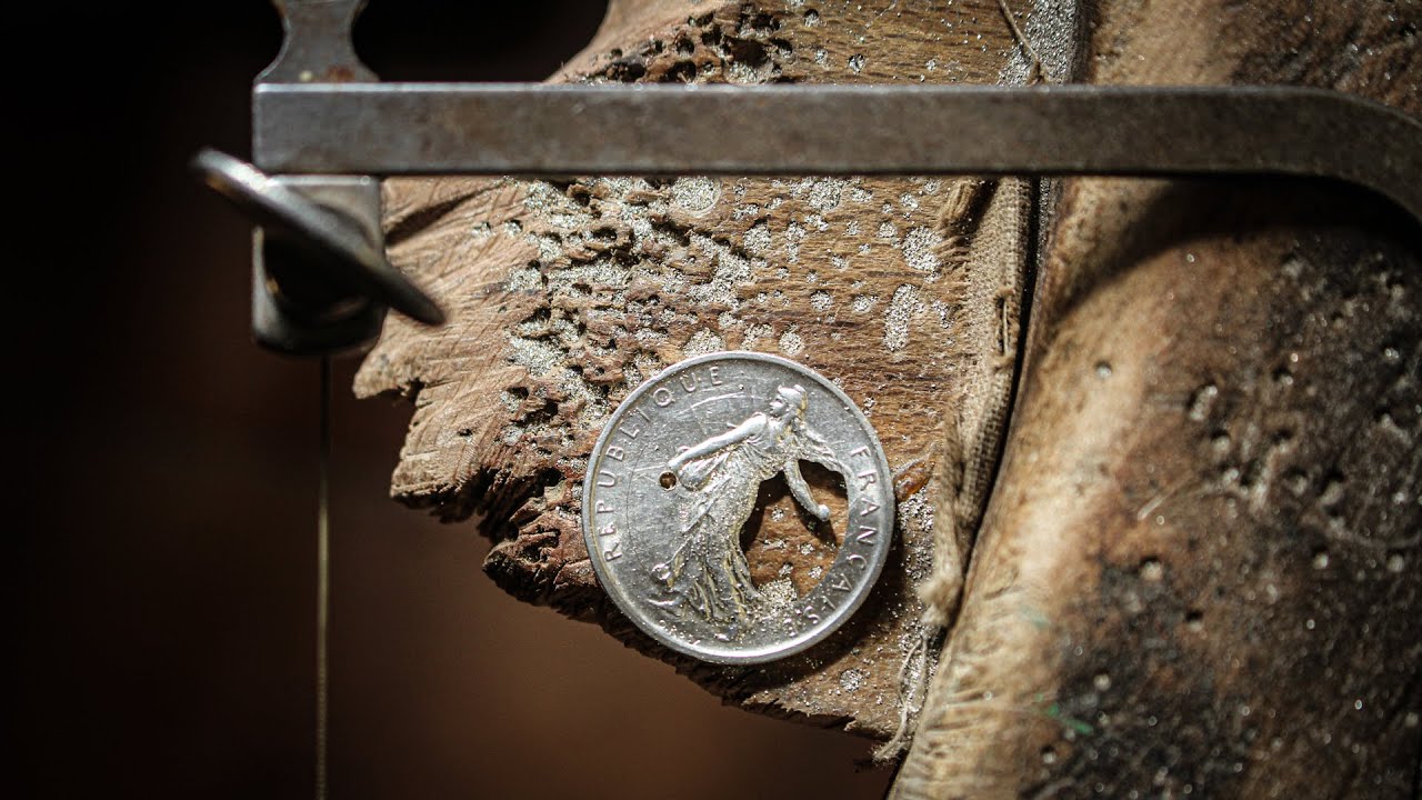 Découpe d'une pièce de monnaie et fabrication d'un pendentif.