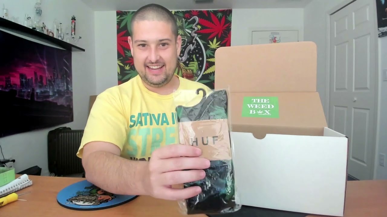 A monthly box for serious smokers - THEWEEDBOX!!! Check out their August Box HERE!
