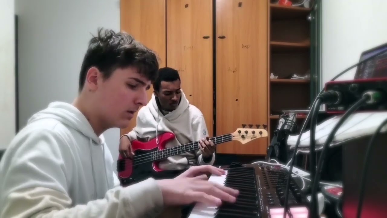 DMD STAR feat JAZZ Smooth FREESTYLE BASS AND PIANO.