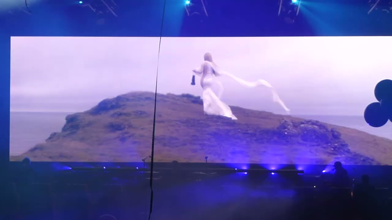 AVRIL LAVIGNE : [ENCORE] INTRO + HEAD ABOVE WATER (Live au Zénith de France, 12.04.2023)