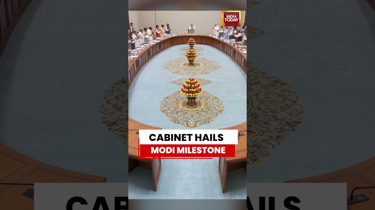 PM Modi Gets Cabinet Ovation | Union Cabinet Applauds PM for Historic Longest-Serving PM Record